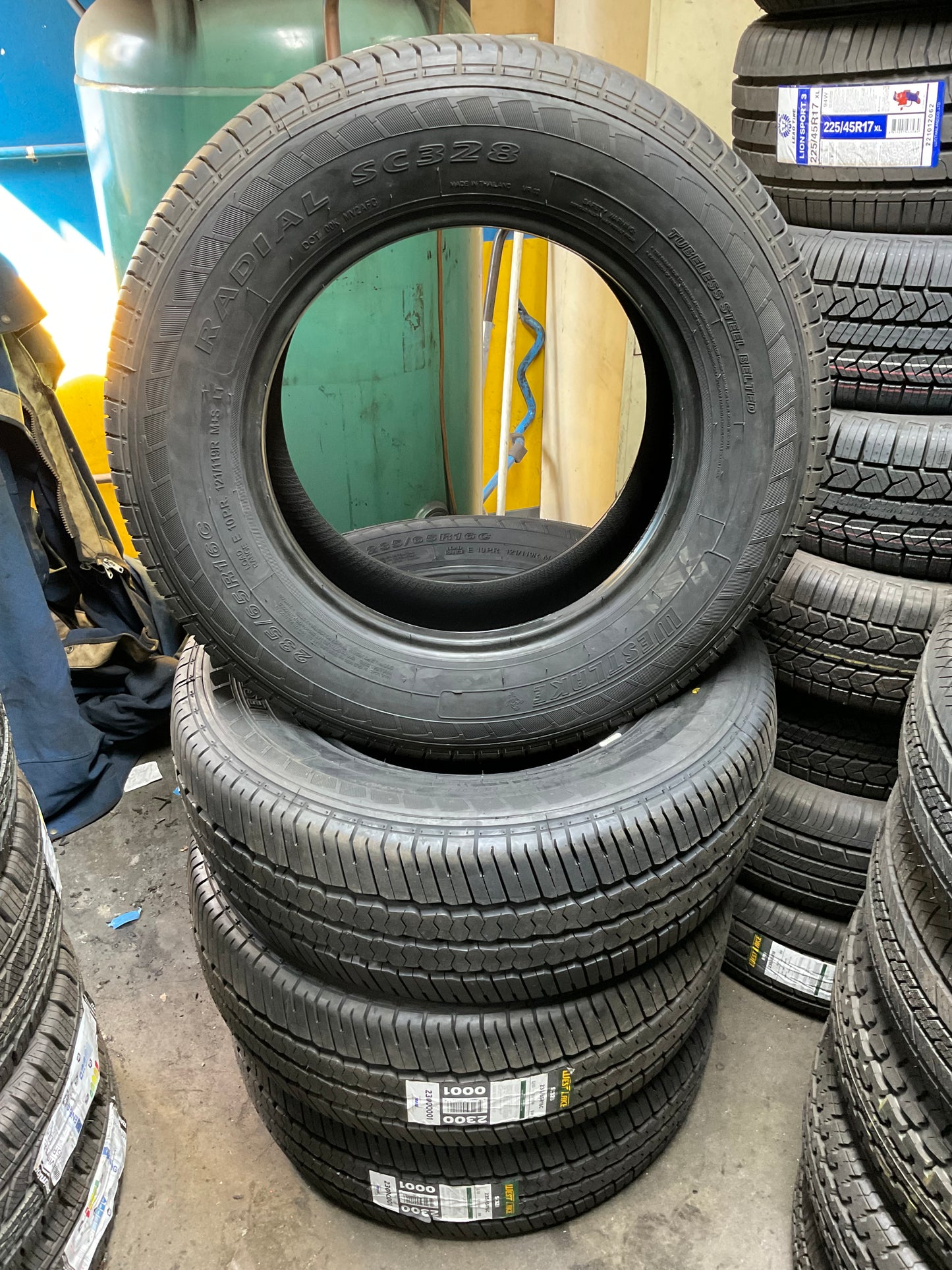 235/65R16C 121/119R E Westlake