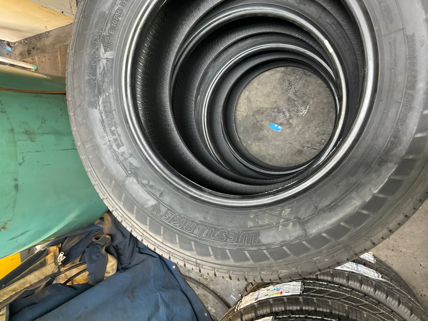 235/65R16C 121/119R E Westlake