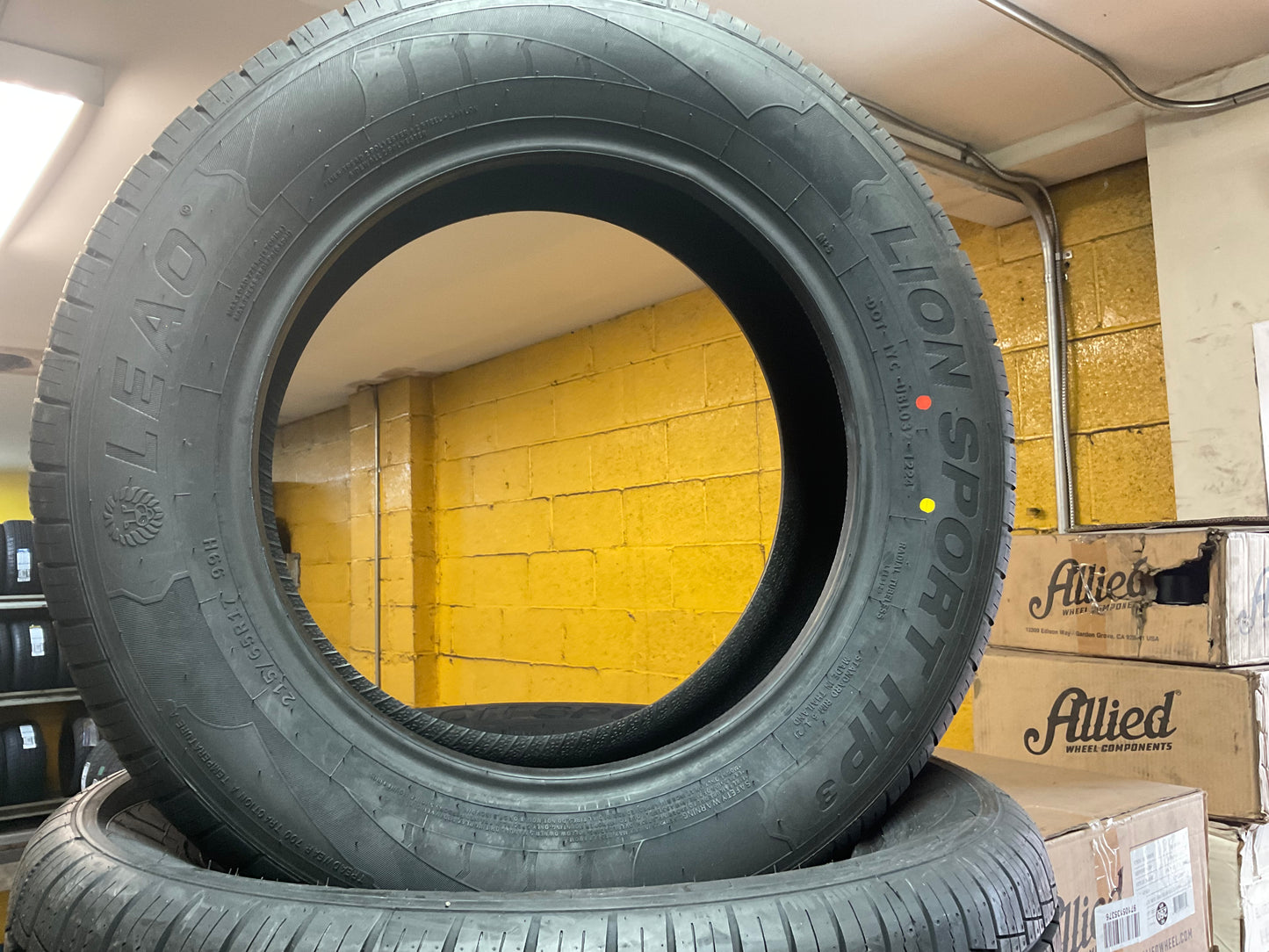 215/65r17 Leao Tire Lion Sport HP3 99h