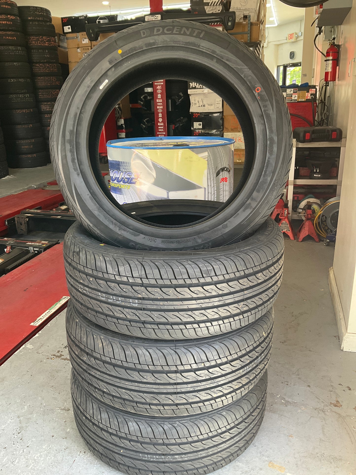 245/45R18 DCENTI 100V XL DC33